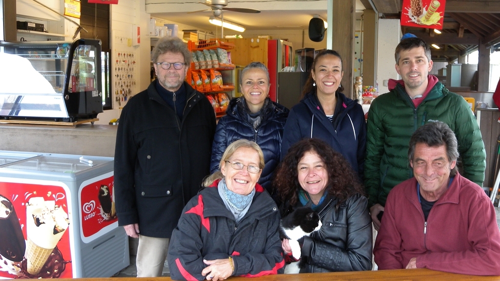 Gute Stimmung bei der Saisoneröffnung der Badi. Vorne von links das Badi-Team mit Ines Haubensack, Susi Florida mit Katze Badi und Werni Leibinger umrahmt von Mitgliedern des Maschwander Gemeinderats. <em>(Bilder Marianne Voss)</em>
