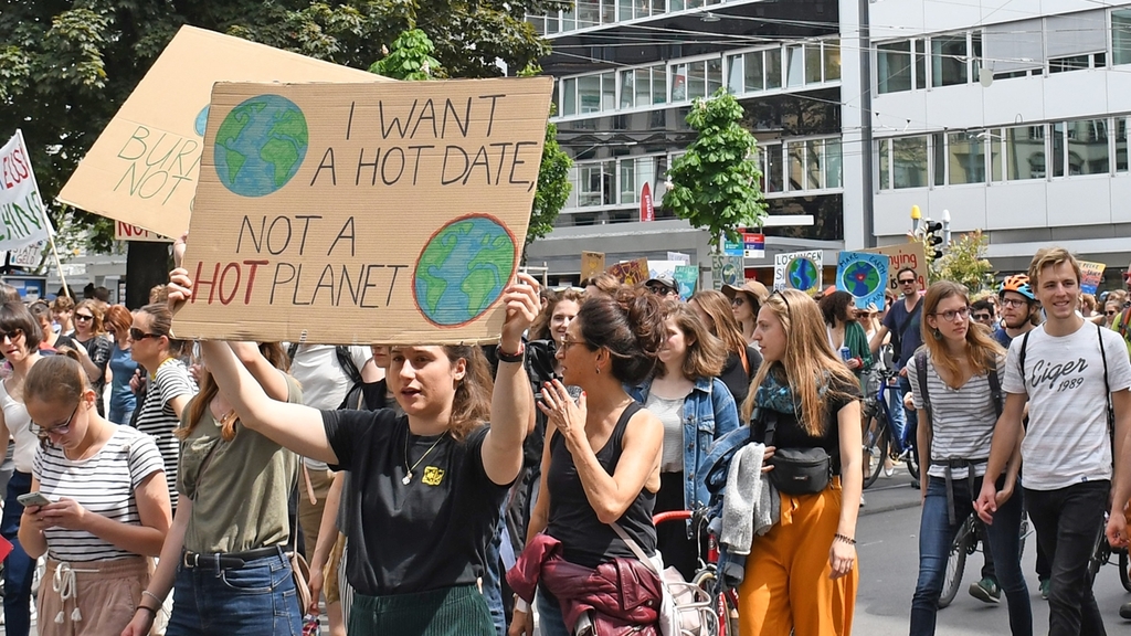 Einige Demonstrierende waren bei der Gestaltung ihrer Botschaften durchaus kreativ. <em>(Bilder Livia Häberling)</em>