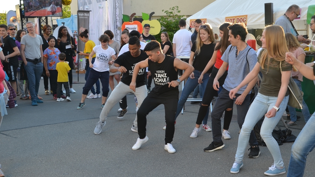 ...und die Salsa-Workshops der Tanzschule Steinhausen wurden rege genutzt. ...und die Salsa-Workshops der Tanzschule Steinhausen wurden rege genutzt.