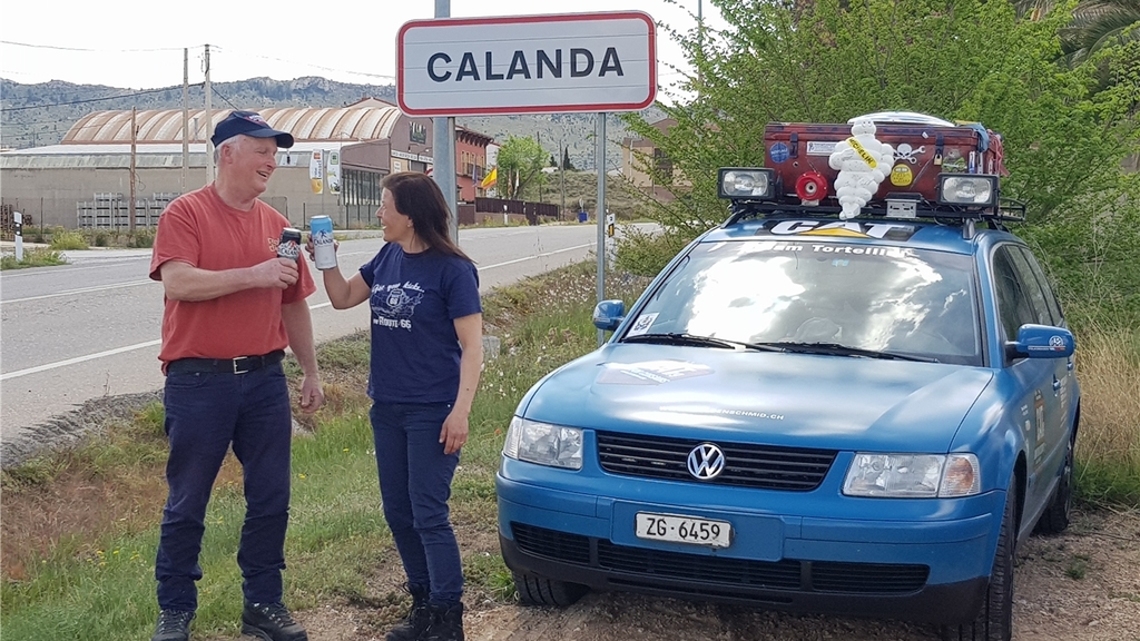 Eine der 180 Challenges: Im spanischen Calanda vor der Ortstafel mit einem mitgebrachten, gleichnamigen Bier anstossen. Eine der 180 Challenges: Im spanischen Calanda vor der Ortstafel mit einem mitgebrachten, gleichnamigen Bier anstossen.