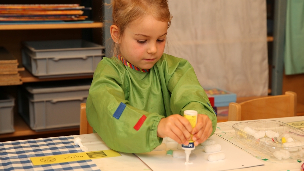Sie ist der ganzen Hektik im Schulzimmer nicht auf den Leim gegangen und bastelte fleissig und in aller Ruhe. Sie ist der ganzen Hektik im Schulzimmer nicht auf den Leim gegangen und bastelte fleissig und in aller Ruhe.
