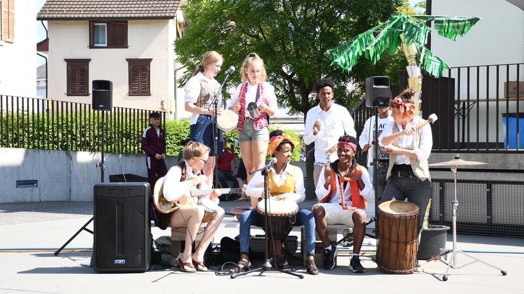 Sie sorgen mit Trommeln, Gitarre, Tamburin und Gesang für den karibischen Ostküsten-Groove. Immerhin spielt das Stück in Palm Beach, Florida.
