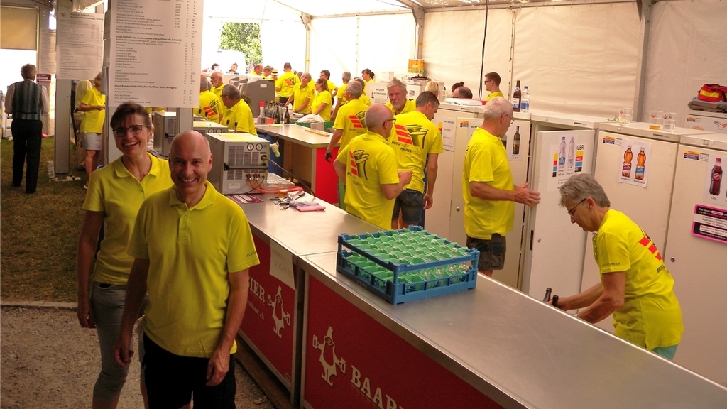 Die unzähligen Helferinnen und Helfer in ihren leuchtenden T-Shirts waren überall fleissig am Werk.