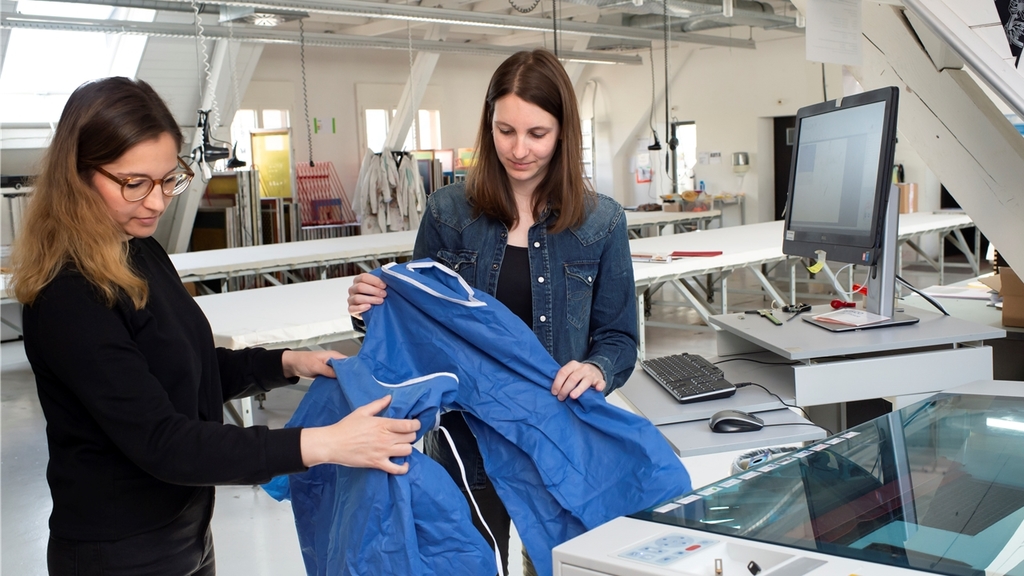 Lorena Adler (links) aus Wettswil und Selina Cadruvi recyceln blaue Einwegkleidung aus Spitälern. <em>(Bilder zvg.)</em>
