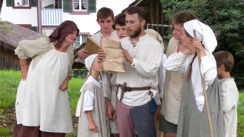 Reformationstheater: Die Bauernfamilie ist fasziniert über das gedruckte Schriftstück aus der Bibel.