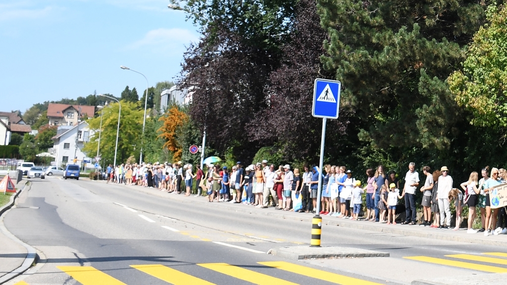Während des Marsches hielten sich die Teilnehmenden an den Händen. Die Strasse betraten die Demonstrierenden nicht – die Kundgebung verlief ohne Zwischenfälle.
