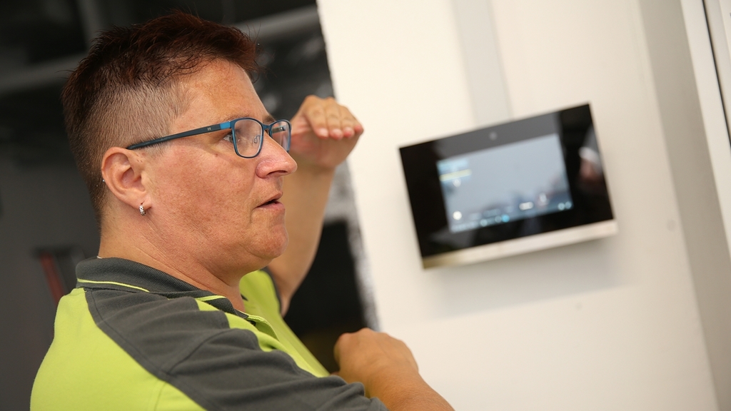 Über das Touch-Pad im Technikraum lassen sich Lüftung, Licht und Beschattung zentral steuern.

