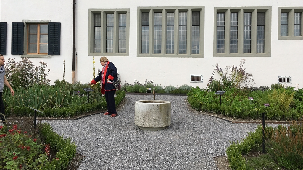 Im Kräutergarten ist eine Vielzahl von Medizin-und Duftpflanzen zu entdecken.