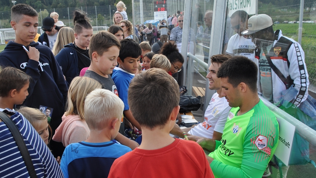Nach dem Spiel nutzten die Jugendlichen die Gelegenheit, Autogramme zu ergattern oder Selfies mit Spielern zu knipsen.
