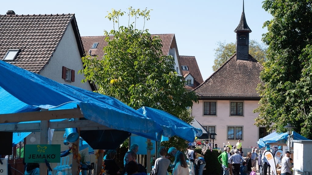 Farbige Marktstände zogen Publikum an. (<em>Bilder S. Schneiter) </em>