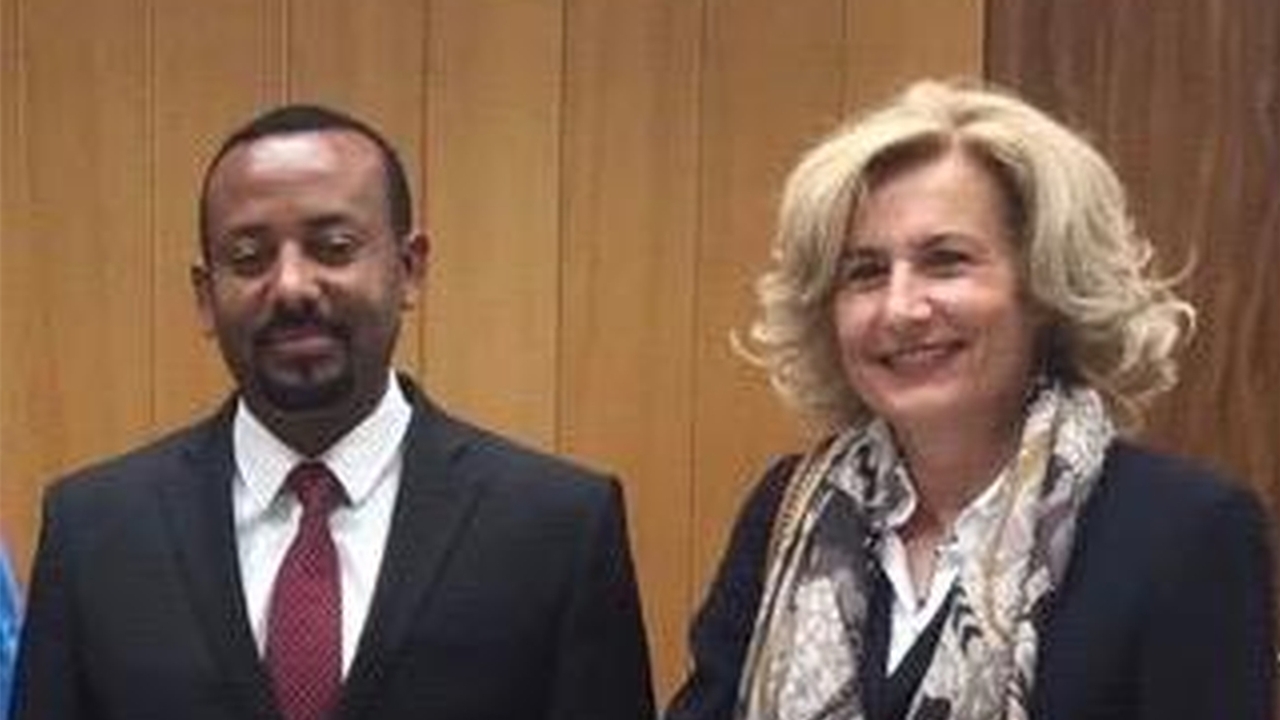 Ihm vertraut sie: Sonja Dinner, Präsidentin der «Dear Foundation» mit Friedensnobelpreisträger Abiy Ahmed.
