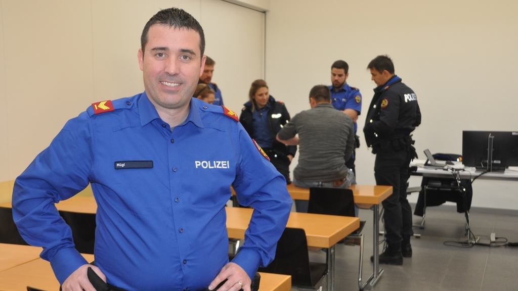 Einsatzleiter Pascal Hügi nach dem Rapport zu Beginn der gezielten Aktion.