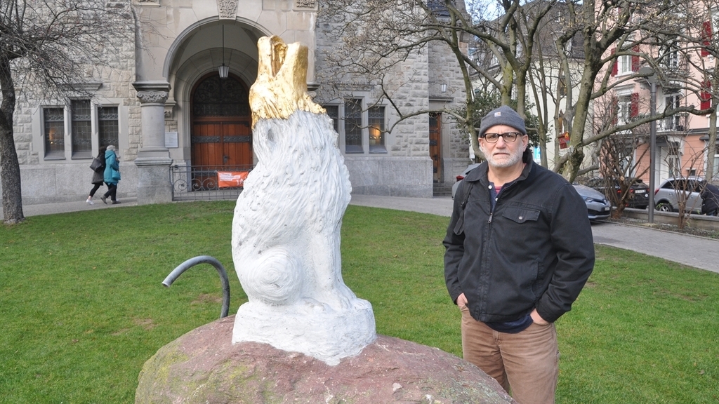 Kopf aus Blattgold und gegen den Himmel gerichtet: das Werk «Der Streuner» vor der St.-Jakob-Kirche am Stauffacher in Zürich. <em>(Bilder Werner Schneiter)</em> Kopf aus Blattgold und gegen den Himmel gerichtet: das Werk «Der Streuner» vor der St.-Jakob-Kirche am Stauffacher in Zürich. <em>(Bilder Werner Schneiter)</em>