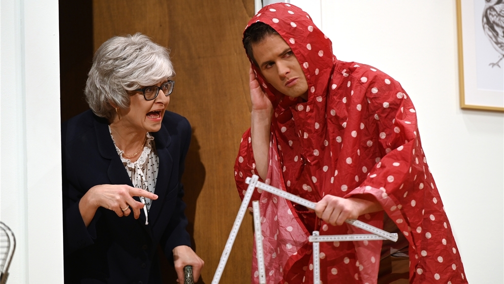 Tante Klara (Regula Rüfenacht) mit dem wandlungsfähigen Kasper, der später zu Theophil Kasparius wird.
