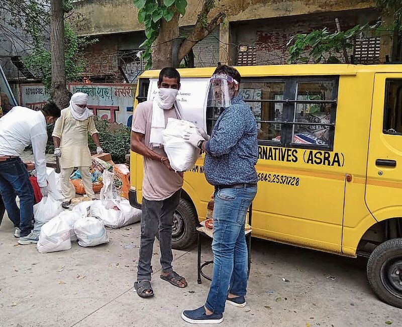 Täglich verteilt Asra in Neu Delhi Essenspakete, um die Not der Bedürftigsten zu lindern. (Bild zvg.) Täglich verteilt Asra in Neu Delhi Essenspakete, um die Not der Bedürftigsten zu lindern. (Bild zvg.)