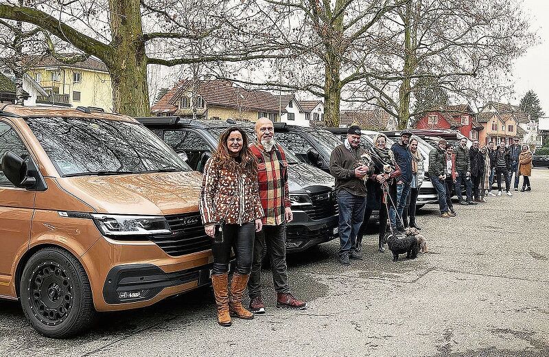 Remo Buob (2. v. l.) und seine Freunde bei einem ihrer regelmässigen Take-away-Lunches und -Dinners auf dem Parkplatz vor dem «Central» in Affoltern. (Bilder zvg.)