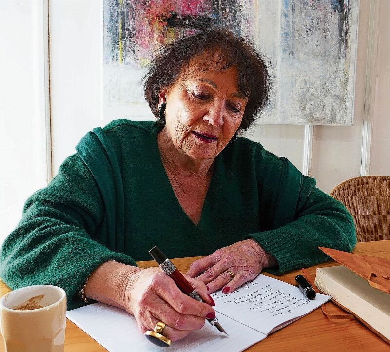 Sprache und Ästhetik: Kathrina Redmann verbindet ihre Liebe zu Sprachen und zum Gestalten beim Schreiben von Hand. (Bilder Regula Zellweger) Sprache und Ästhetik: Kathrina Redmann verbindet ihre Liebe zu Sprachen und zum Gestalten beim Schreiben von Hand. (Bilder Regula Zellweger)