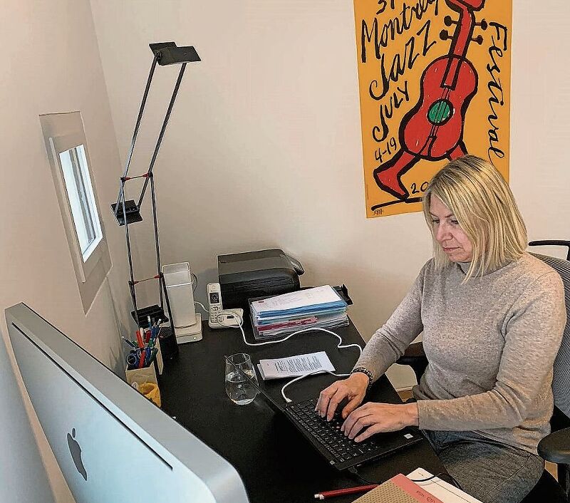Arbeitet zu Hause etwas nahe beim Kühlschrank: Nadia Hausheer, Gemeindepräsidentin von Aeugst. Arbeitet zu Hause etwas nahe beim Kühlschrank: Nadia Hausheer, Gemeindepräsidentin von Aeugst.