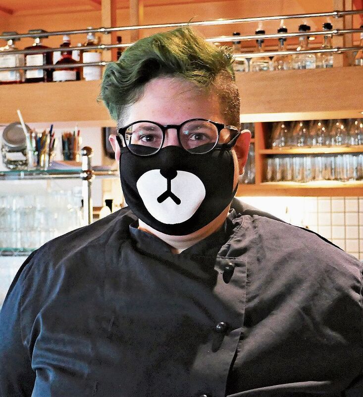 Deborah Meier, Lernende Köchin im zweiten Lehrjahr im Restaurant Rüssbrugg in Ottenbach, trägt die Maske mit Humor. Deborah Meier, Lernende Köchin im zweiten Lehrjahr im Restaurant Rüssbrugg in Ottenbach, trägt die Maske mit Humor.