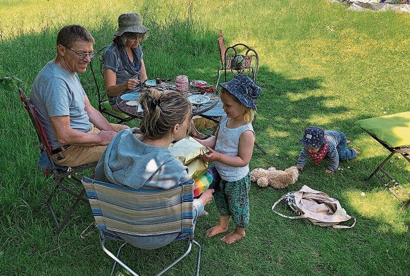 Familienidylle: Werner Schneebeli geniesst das Dasein in der freien Natur zusammen mit seiner Frau, der Tochter, einer Enkelin und einem Enkel.
