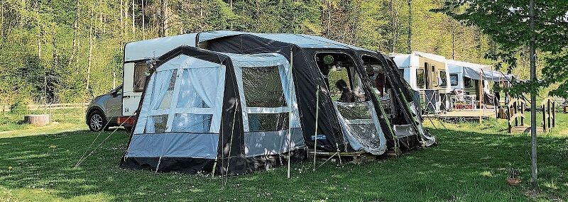 Mit seinem Wohnwagen und dem Vorzelt hat Schneebeli einen festen Stellplatz im Camping Sihlwald.