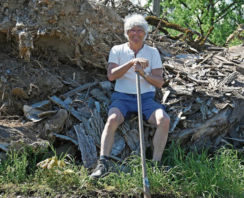 Das Material für die Holz-, Ast- und Steinhaufen hat Kurt Hegetschweiler eigenhändig gesammelt und mit dem Traktor angekarrt. (Bild Livia Häberling)