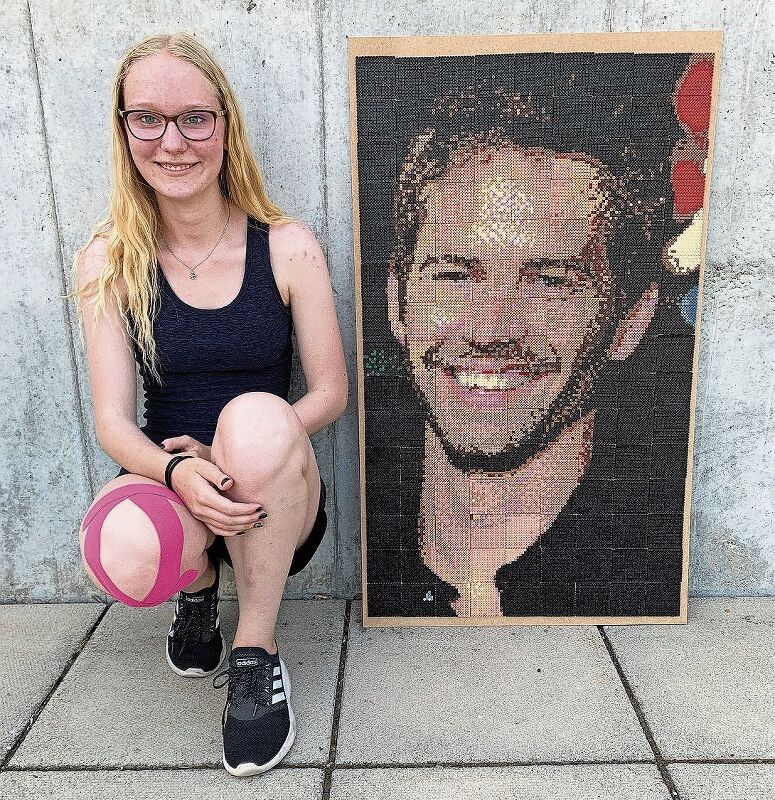 28000 Bügelperlen hat Corinne Leutwiler zu einem Porträtbild ihres Lieblingsschauspielers Paul Walker zusammengefügt. (Bild Stefan Schneiter)
