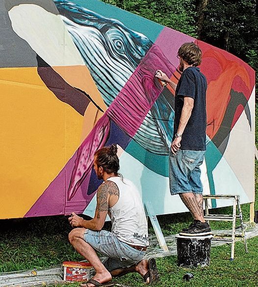 Olivier und Roger von Viva Colores verpassten dem «FeschtiWal» Farbe.