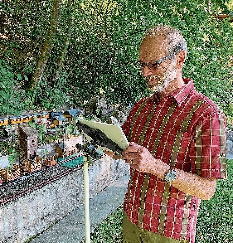 Per Computer steuert Markus Hintermann die Modellbahnen.
