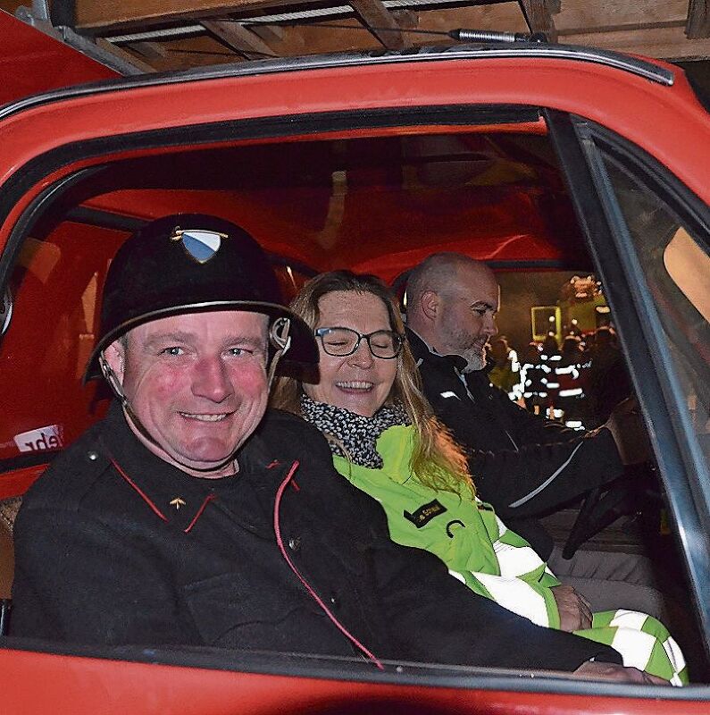 ... dann die Fahrt mit Frau Susanne im Feuerwehr-Old­timer, chauffiert von Gemeindepräsident Stephan Hinners.
