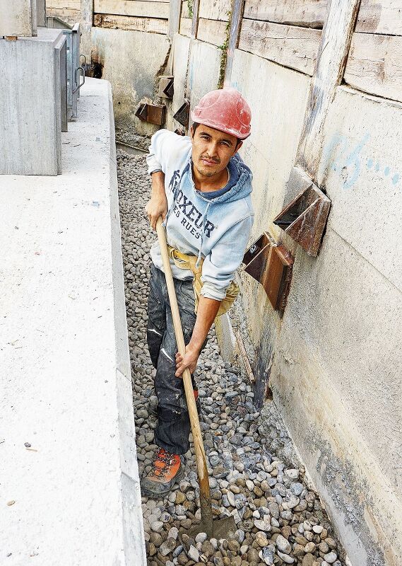 Aref Hassani, der 33-jährige Migrant aus Afghanistan, ist seit sechs Jahren in der Schweiz und hat jetzt seine Lehre als Baupraktiker mit Berufsattest EBA. (Bild kb.)