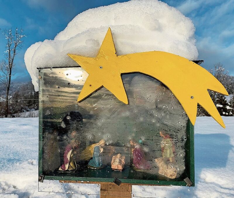 Alle Krippen sind in ehemaligen Weinkisten aus Holz hinter Plexiglas eingerichtet.
