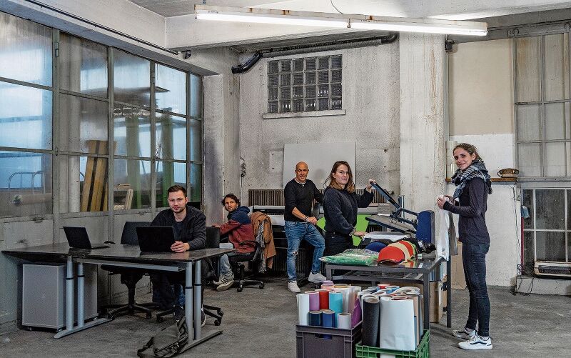 Sie machen aus der Fabrikhalle an der Zwillikerstrasse in Affoltern eine Kreativ-Werkstätte: (von links) Till Sieber, die beiden Initiatoren Micha Federle und Alfi Calabrese, Katy Evans und Kim Grenacher. (Bilder zvg.)
