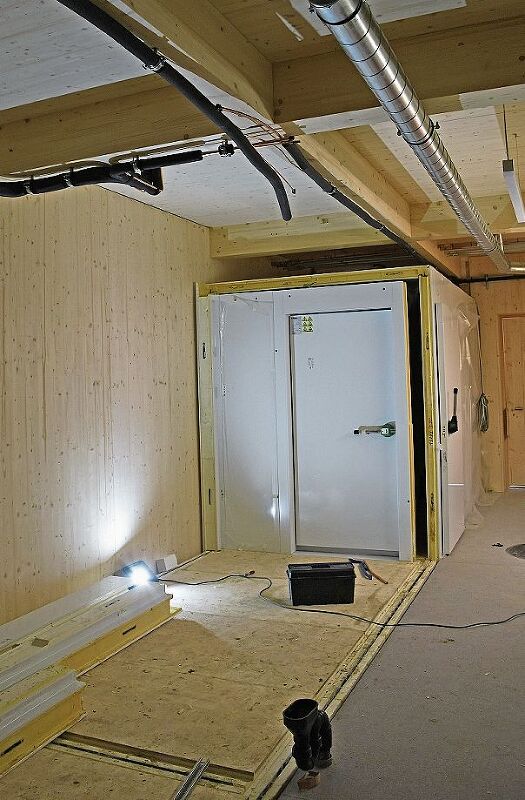 Auf dem Holzbelag entsteht eine Kühlzelle. Auf dem Holzbelag entsteht eine Kühlzelle.