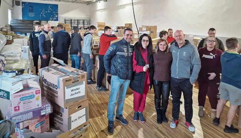 Andreas Isoz (links) mit Helferinnen und Helfern im Verteilungszentrum 
