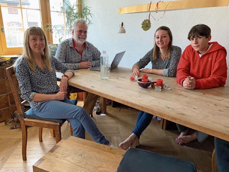 Die Ukrainerin Liudmyla Svetenok (links), ihre Schwester Inna Khvost mit deren Sohn Serhii haben bei Thomas Zehnder (Mitte) in Ottenbach eine sichere Bleibe auf Zeit gefunden. (Bild Stefan Schneiter)