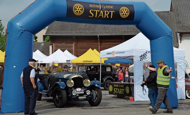 Als Erster startete um 9.30 Uhr Pitt Jung mit Sohn Jannis im 1927er-Bentley, dem ältesten Fahrzeug, auf die Runde in die Innerschweiz und zurück. Die Startflagge schwingt Marcel Tillmann, Geschäftsführer Landi Obfelden. (Bilder Thomas Stöckli)
