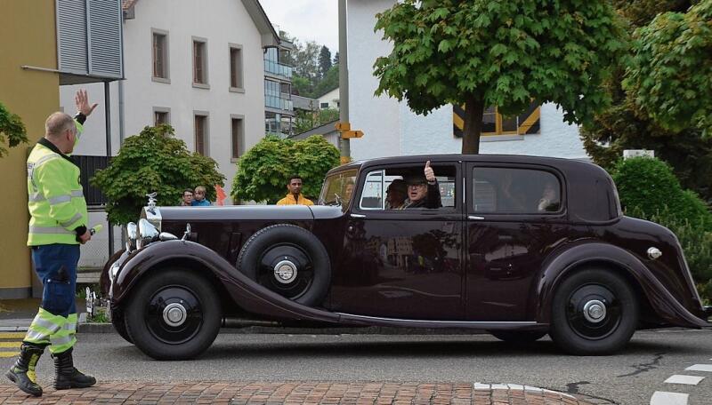 Daumen hoch bei alt Gemeindepräsi Robert Marty im Rolls Royce Phantom 3.