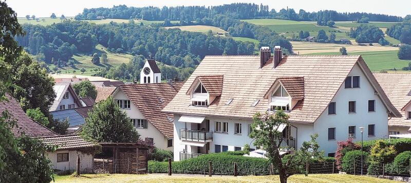 Die Burg Bonstetten stand zwischen der heutigen Dorf- und der Aumülistrasse. Die Ruine wurde vor dem Bau der Siedlung im Vordergrund rechts 1989 ausgegraben und archäologisch ausgewertet. Dahinter steht gut sichtbar die Kirche Bonstetten. (Bilder Bernhard Schneider)
