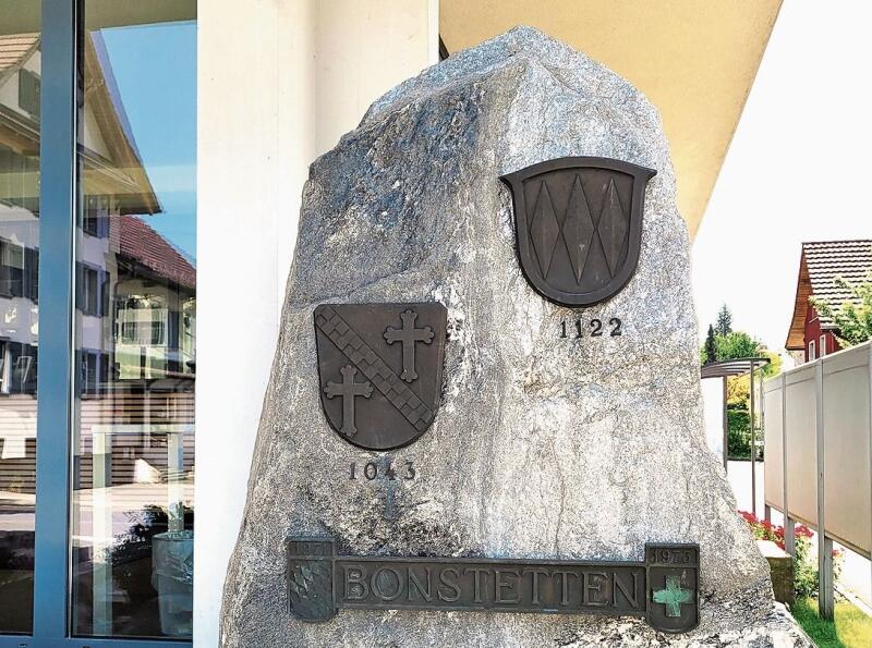 Der Granitblock als Zeichen einer Freundschaft über Landesgrenzen: Die beiden Wappen mit dem Jahr der ersten überlieferten Nennungen des Dorfnamens.