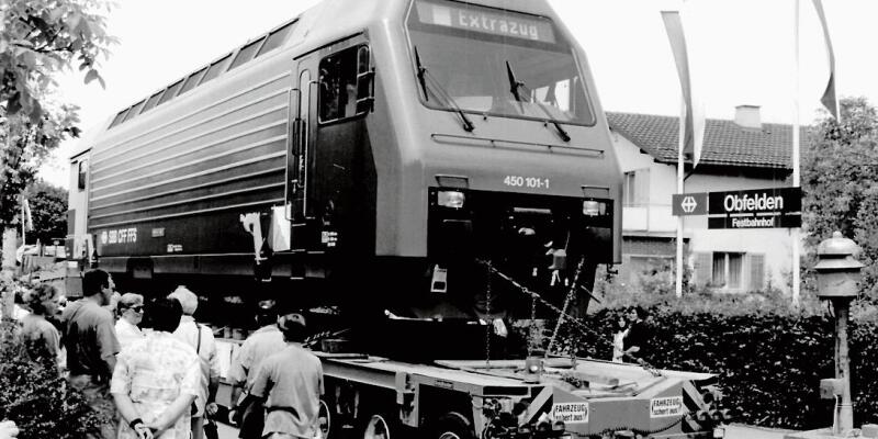 74 Tonnen für wenige Stunden unter viel Aufwand nach Obfelden gezügelt: Die Lokomotive Re 450 101-1 zog am 150-Jahre-Jubiläum 1997 viel Volk an. (Archivbild)