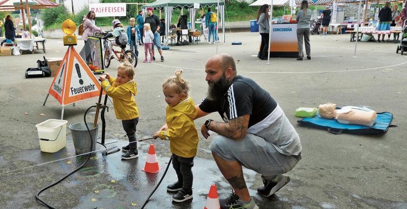 Die Feuerwehr Obfelden setzt bei den Jüngsten an. Luca Del Gaudio mit seinen Jungs an der Wasserspritze. (Bild Regula Zellweger)
