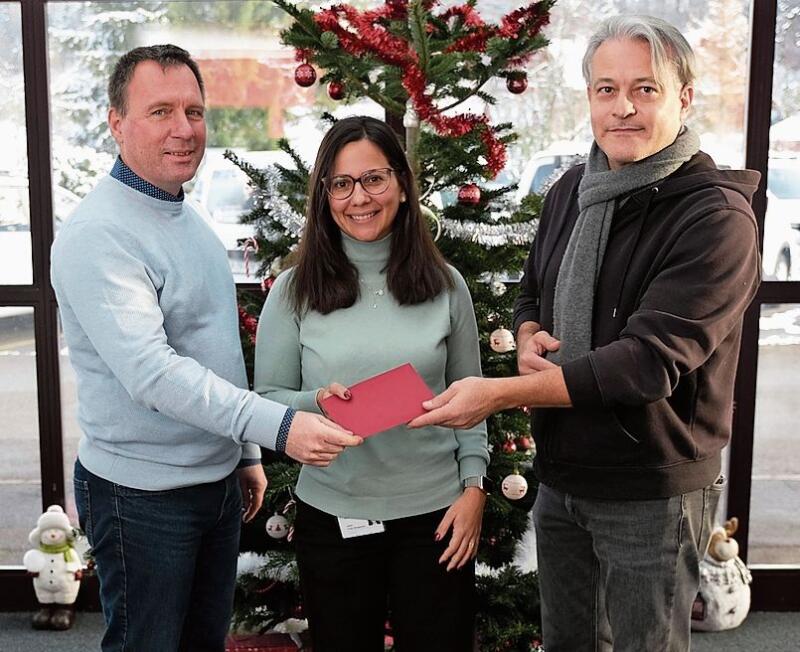 Niki Greco, rechts, überreicht den Check der «Pinnwand Säuliamt»-Weihnachtsspendenaktion an die beiden Reha-Schweiz-Mitarbeitenden Izabel Aires und Luk deCron. Niki Greco, rechts, überreicht den Check der «Pinnwand Säuliamt»-Weihnachtsspendenaktion an die beiden Reha-Schweiz-Mitarbeitenden Izabel Aires und Luk deCron.