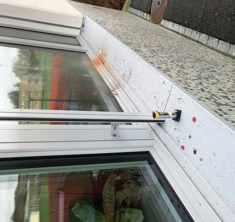 Eine beschädigte Fensterfront. (Bild zvg.) Eine beschädigte Fensterfront. (Bild zvg.)
