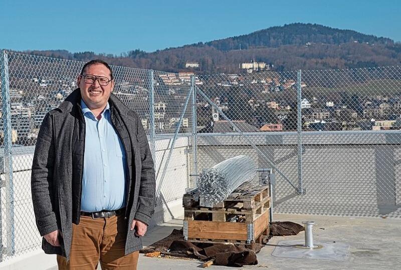 Hier entsteht der Demenzgarten. Fabrizio Meo, Abteilungsleiter Immobilien der Stadt Affoltern, auf der Dachterrasse.