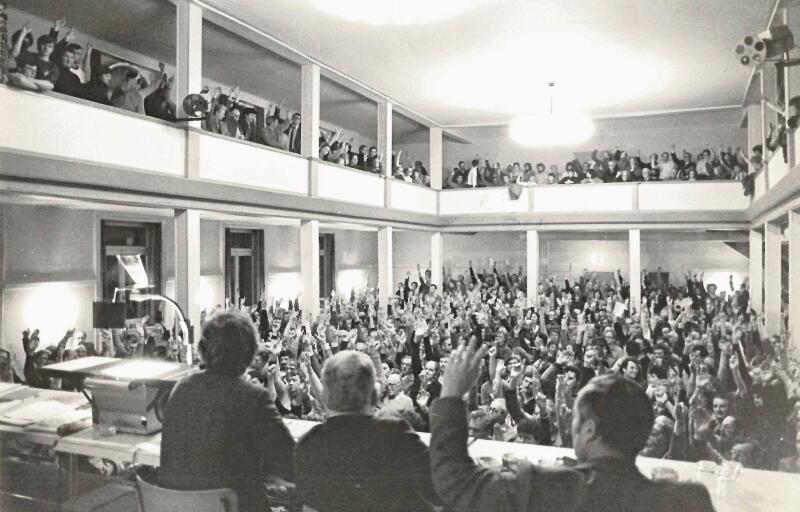 Fast 800 drängten 1983 in den Kasinosaal. Die Gemeindeversammlung befürwortete nach fünfstündiger Debatte eine Sonnenberg-Überbauung. (Archivbild)
