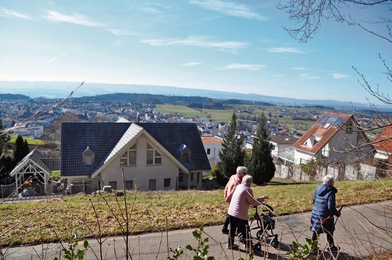 Freier Blick über Affoltern in die Berge: Der Sonnenberg, hier unterhalb des Panoramawegs, ist längst überbaut. (Bild -ter.)