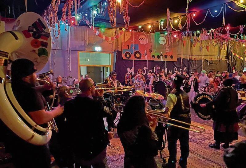 Die Hedinger «Vollgashöckler» spielten am Maskenball.

