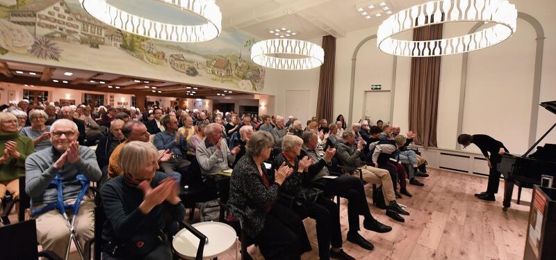 Viel Applaus im bis auf den letzten Platz gefüllten «Löwen»-Saal in Hausen. (Bilder Bernhard Schneider)